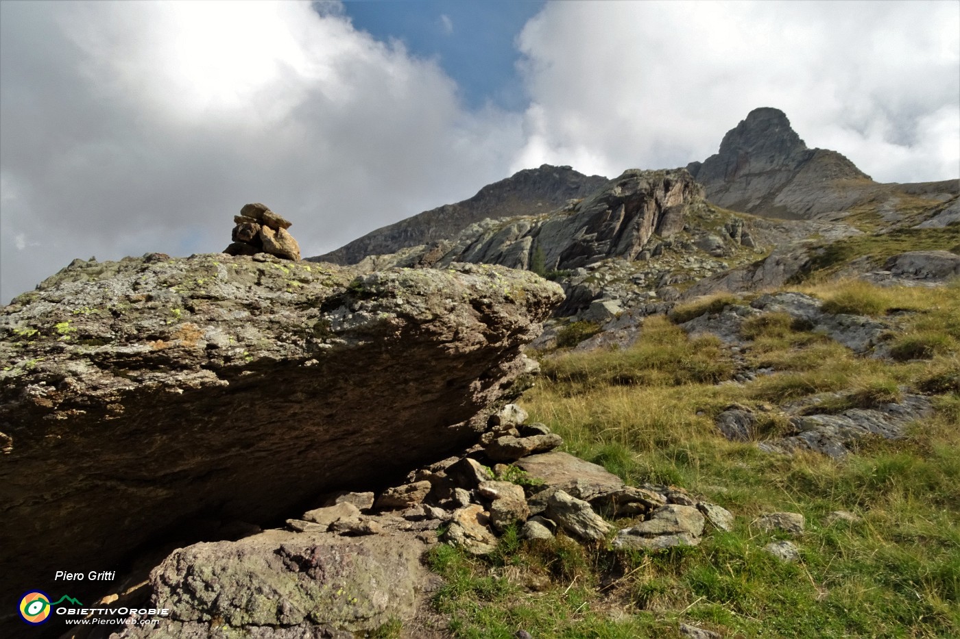 81 Salgo seguendo il tracciolino con vista sul torrione del Pizzo delle Orobie.JPG